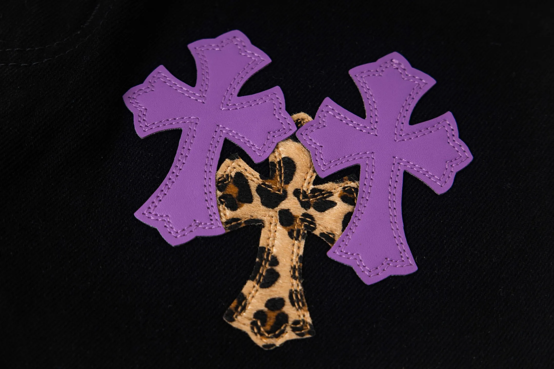 P240 Chrome Hearts black denim jeans with purple leopard print. CH jeans need to be washed and then disassembled and hand-stitched with sheepskin cross leather and then spliced ​​together. The whole piece has too many craftsmanship to explain. The patchwork cross pattern is embellished, and the high-waisted washed jeans! ! Absolutely high-end luxury products, god-level single products and super popular products, made with top heavy industry, a must-see magic weapon. Customized hardware. The fabric is thick and soft after washing. It has good breathability. Customized small leather label. Unique design. The details are simple and elegant, and the workmanship is exquisite. The entire trousers are neatly routed and the details are in place! It’s so cool that both men and women can easily control the genderless trend! Style number: 1798# Color: black Size: 28 30 32 34 36